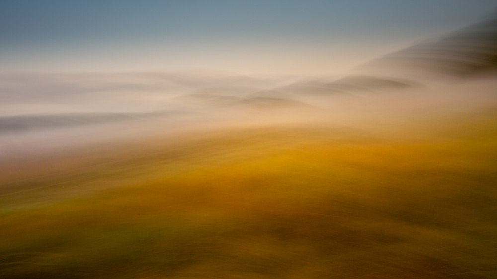 Ground fog in the tranquil landscape von Ina Bouhuijzen