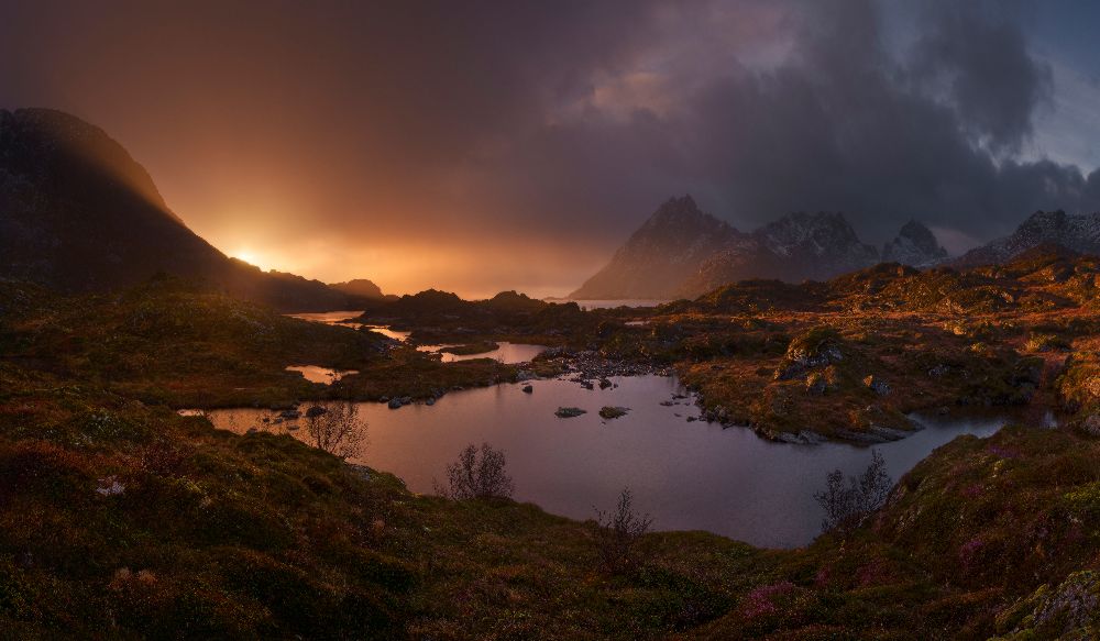 Sonnenaufgang über den Lofoten von Inigo Cia