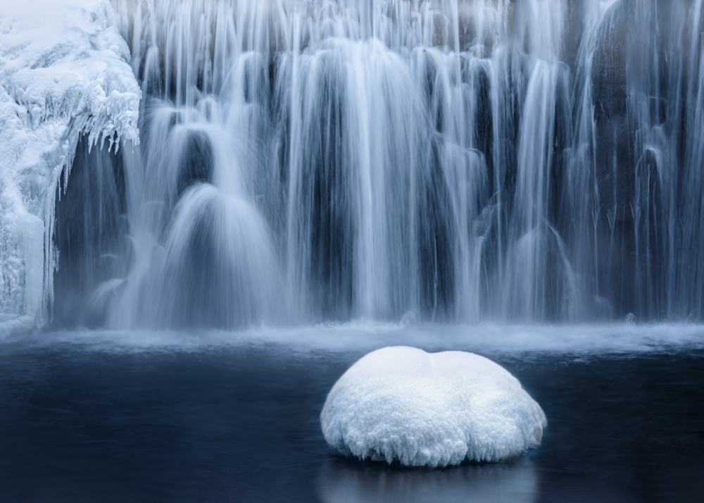 Winter Waterfall von Irene Wu