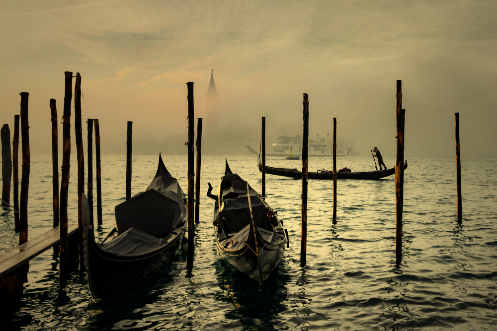 Gondola in the mist von Isabelle DUPONT