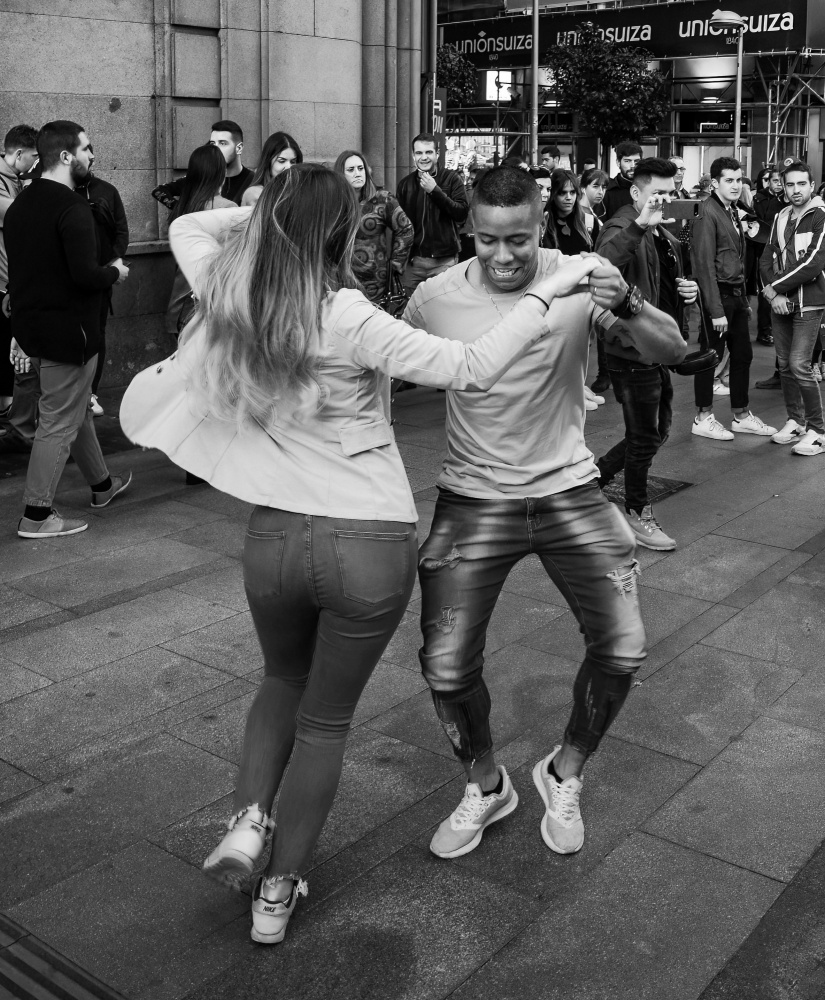 Dancing in the Street von Itzik Einhorn