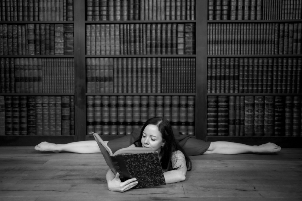 The woman and the book von James Graf