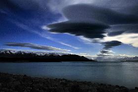 Lake Pukake und Mount Cook bei Mondschein