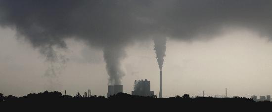 Dunkle Wolken über dem Kraftwerk von Jan Woitas