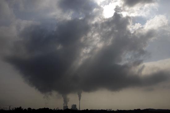 Dunkle Wolken über dem Kraftwerk von Jan Woitas