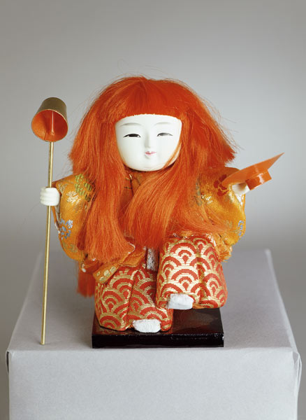 Festival doll of a servant holding a dipper and dish von Japanese School