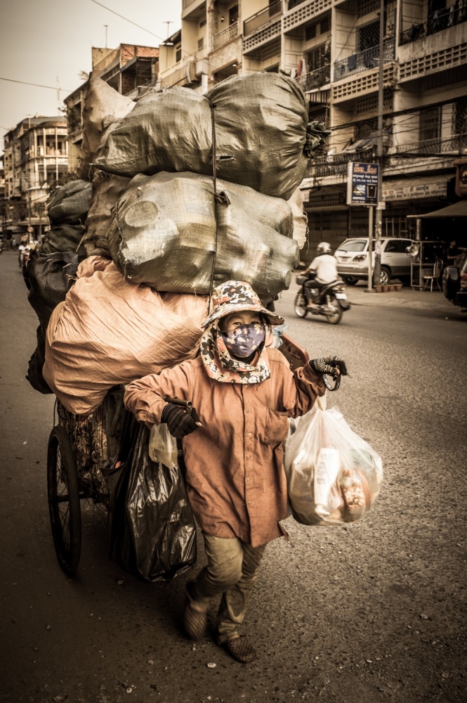Carrying my life - Phnom Penh - Cambodia von Jean-Francois Perigois