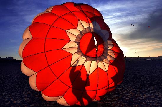 Fallschirmdrachen am Strand von Warnemünde von Jens Büttner