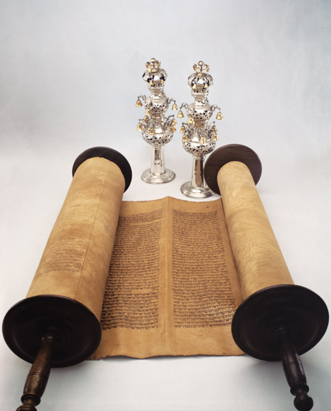 Torah scroll with Silver Crown finials (paper, wood & silver) von Jewish School