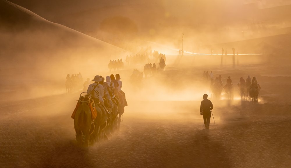 Camel Riding in the Gobi Desert (悠悠驼铃声） von Jianping Yang