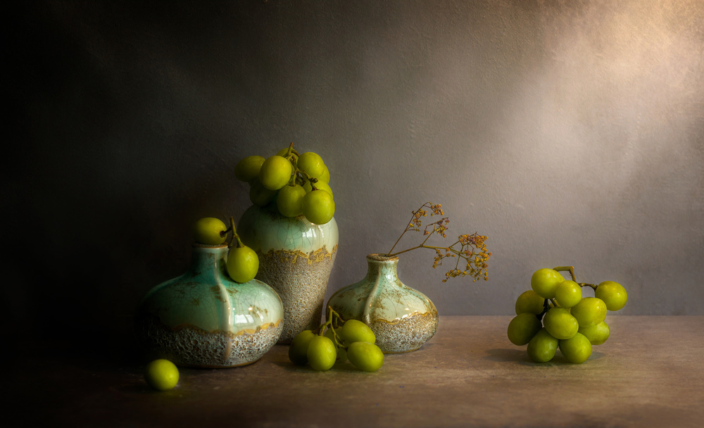Grape with  Green vase von Jie Fischer