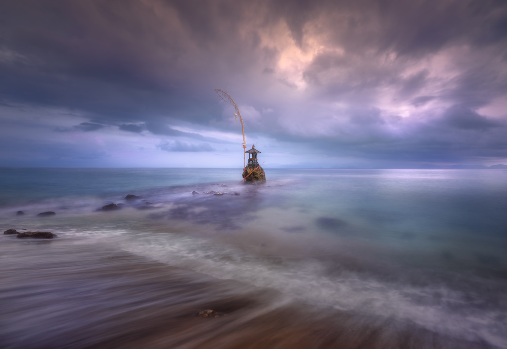 Penida sunrise in Clinking Water Temple 7R29353 von joanaduenas