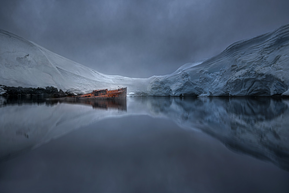 Shipwreck in Antarctica von John-Mei Zhong