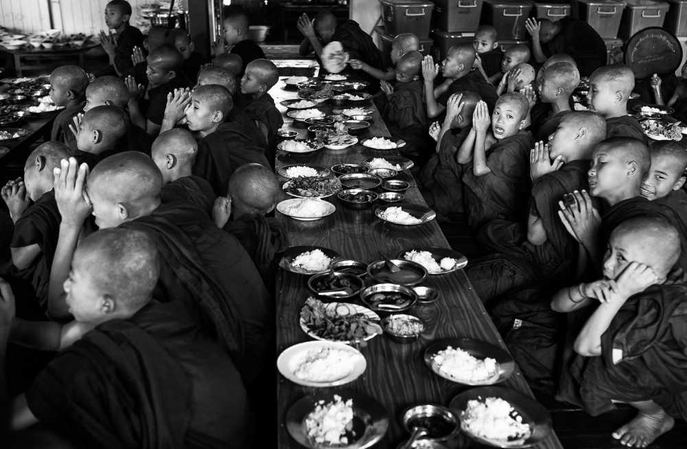 Praying before meal of the novice monks von John Yuk Kong Chung