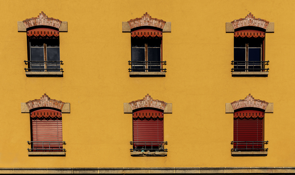symmetrical windows on a warm background von Jois Domont ( J.L.G.)