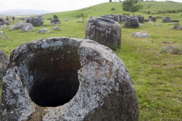 Ebene der Tonkrüge, Laos von Josef Müllek