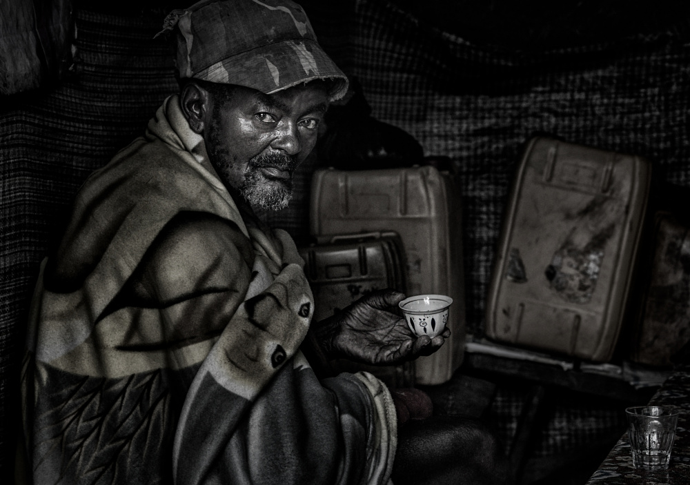 Ethiopian man having a cup of coffee. von Joxe Inazio Kuesta Garmendia