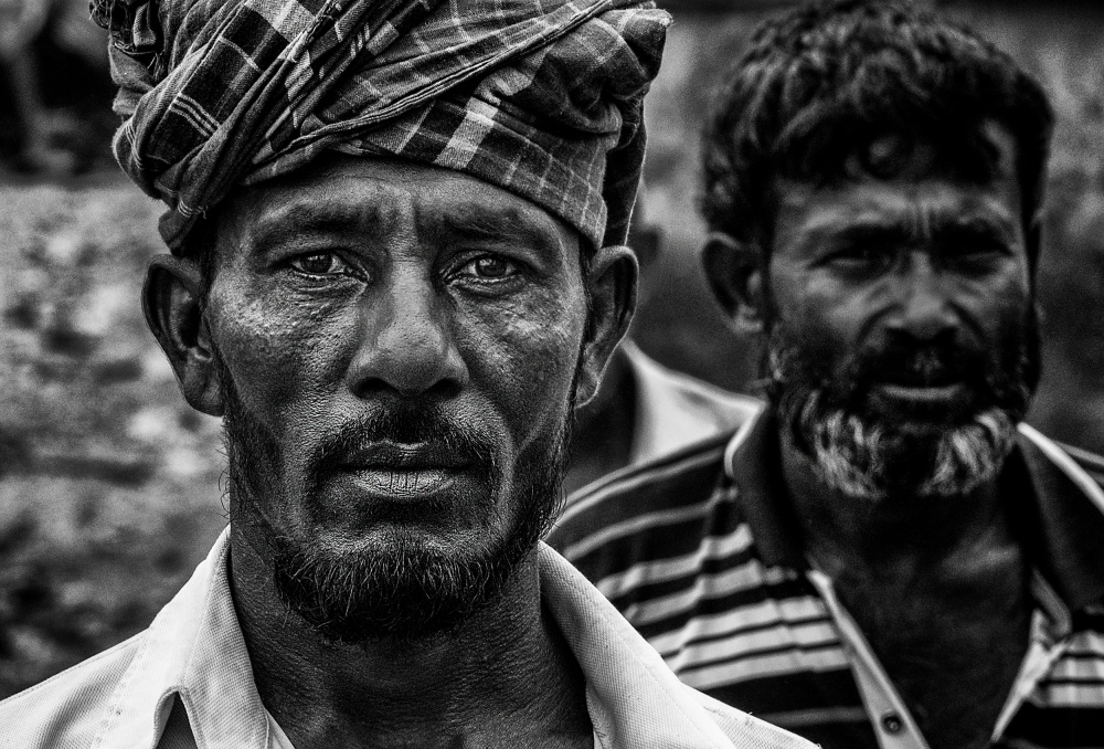 Working on construction in the streets of Bangladesh von Joxe Inazio Kuesta Garmendia
