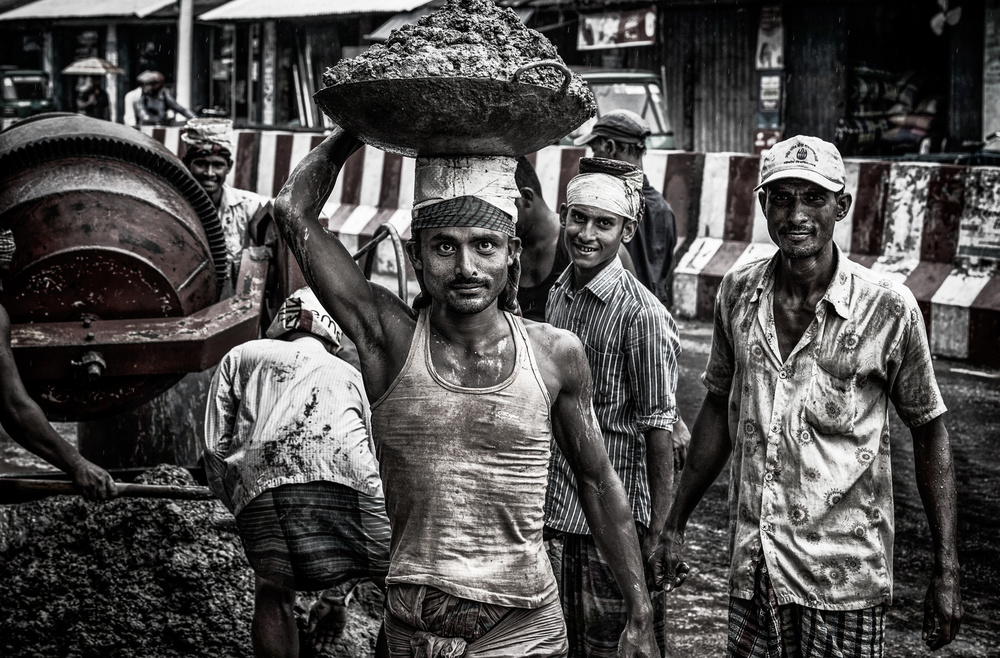 Working in the streets of Dhaka - Bangladesh von Joxe Inazio Kuesta Garmendia
