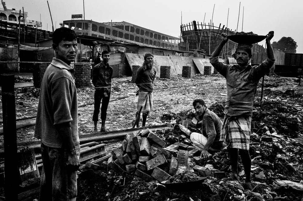 Workers of the shipyard-I - Bangladesh von Joxe Inazio Kuesta Garmendia