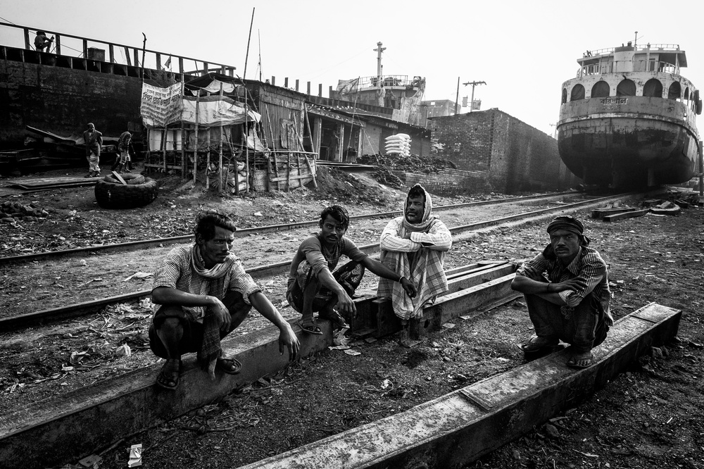 At the shipyard - Bangladesh von Joxe Inazio Kuesta Garmendia