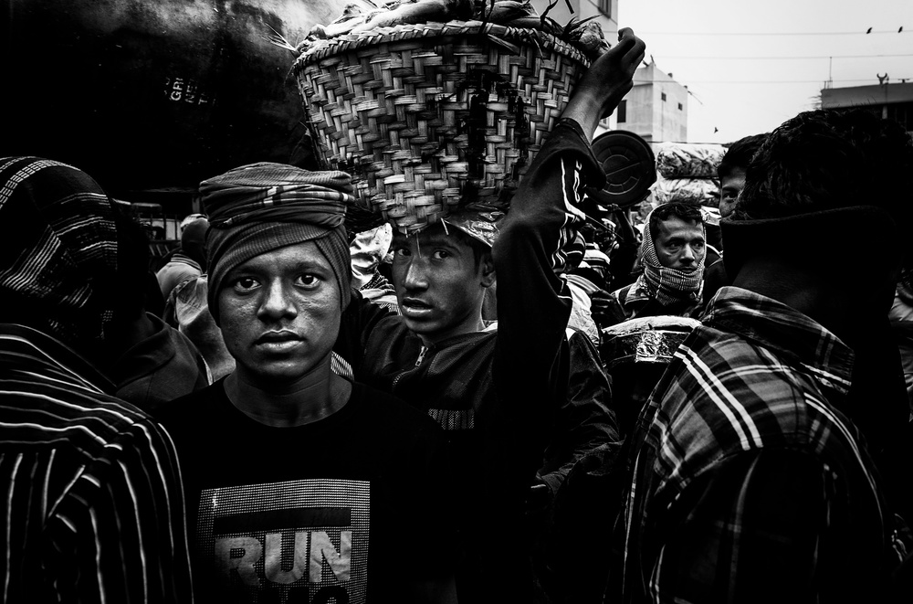 In a market in Bangladesh-III von Joxe Inazio Kuesta Garmendia