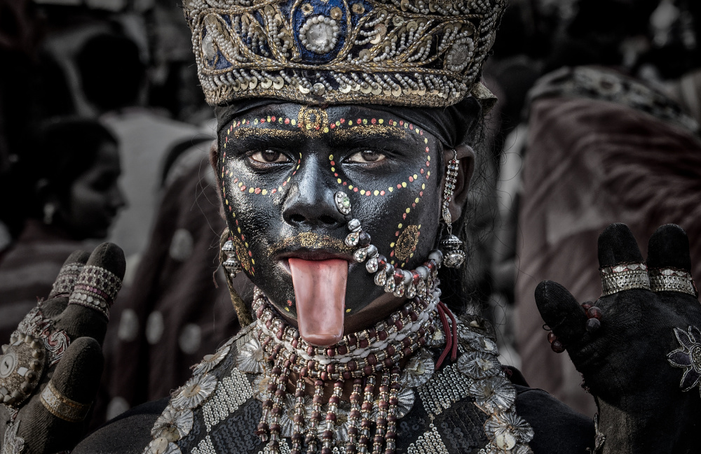 Representing a deity in a Kumbh Mela - Prayagraj - India von Joxe Inazio Kuesta Garmendia