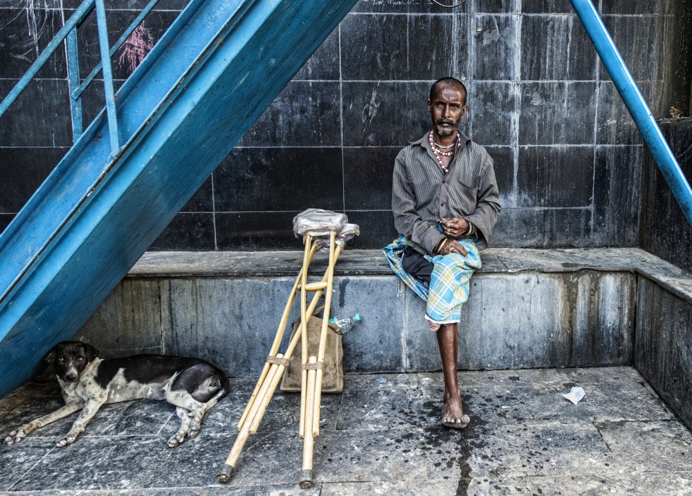 The man and the dog. (Kolkata, India) von Joxe Inazio Kuesta Garmendia
