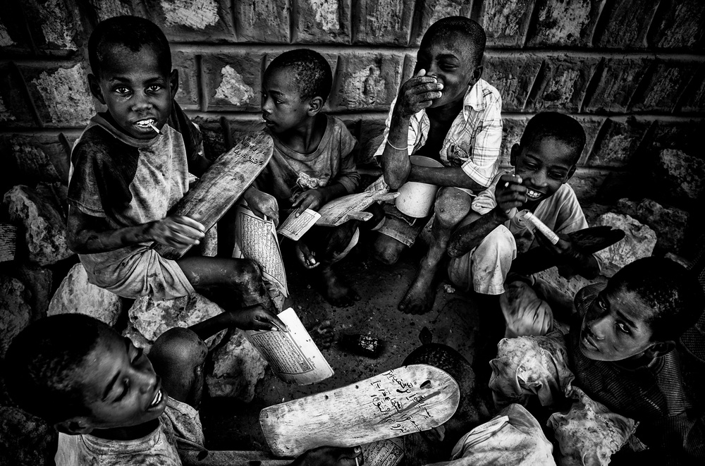 Learning the school lesson in the street - Mali von Joxe Inazio Kuesta Garmendia