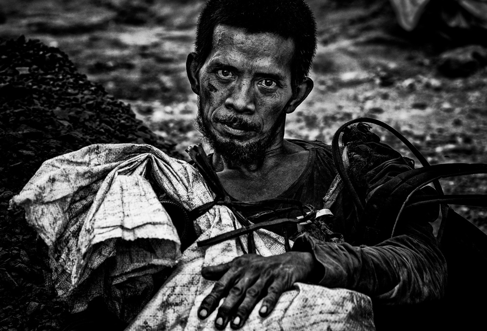 A poor man in the Jakarta fish market - Indonesia von Joxe Inazio Kuesta Garmendia