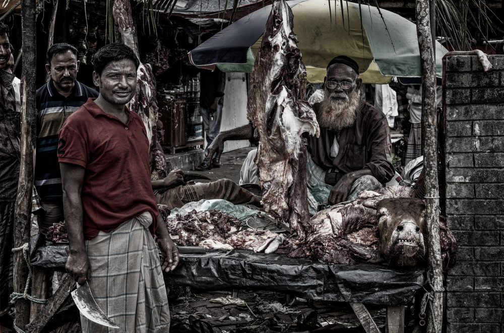 A butcher shop in the streets of Bangladesh von Joxe Inazio Kuesta Garmendia