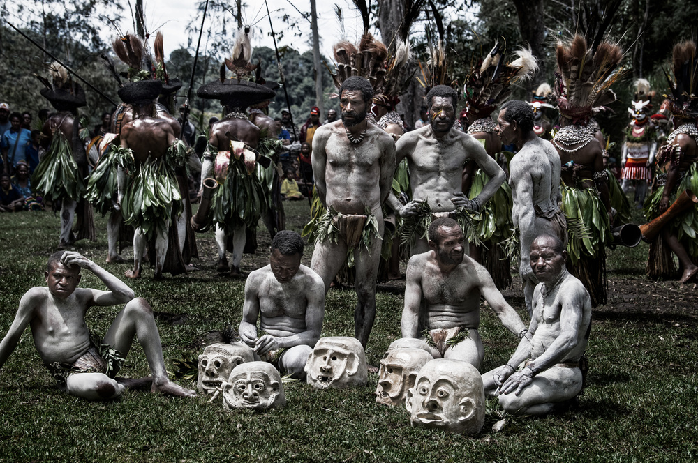 A break at the sing sing festival - Papua New Guinea von Joxe Inazio Kuesta Garmendia