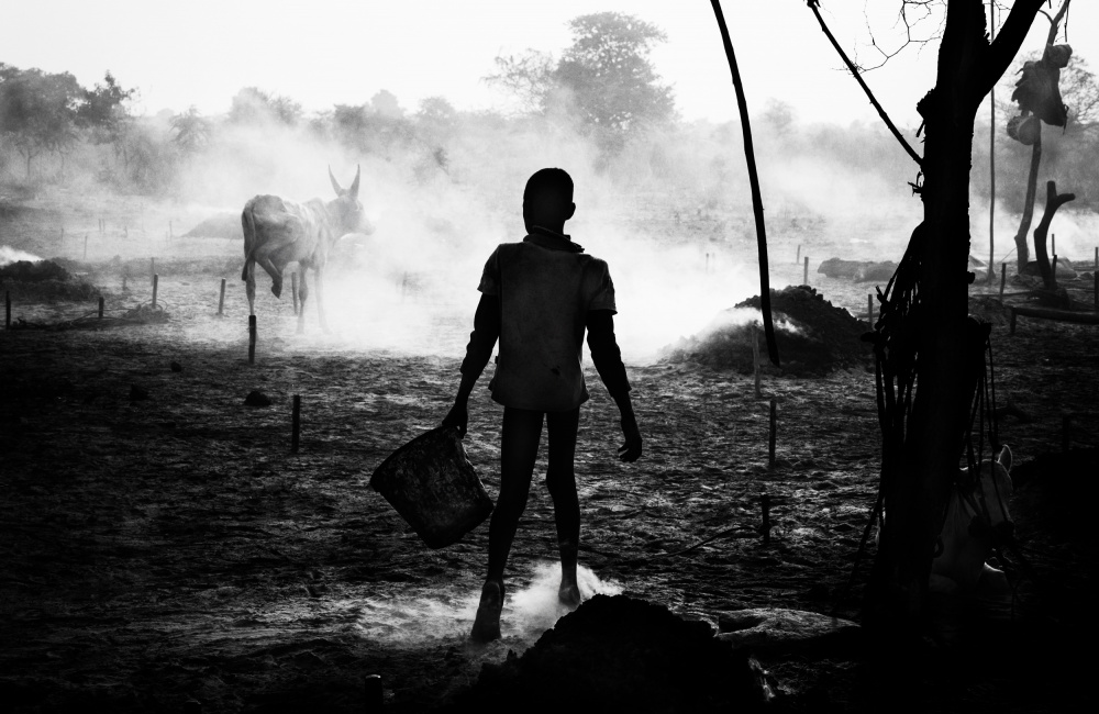 A scene of life in a Mundari cattle camp - South Sudan von Joxe Inazio Kuesta Garmendia