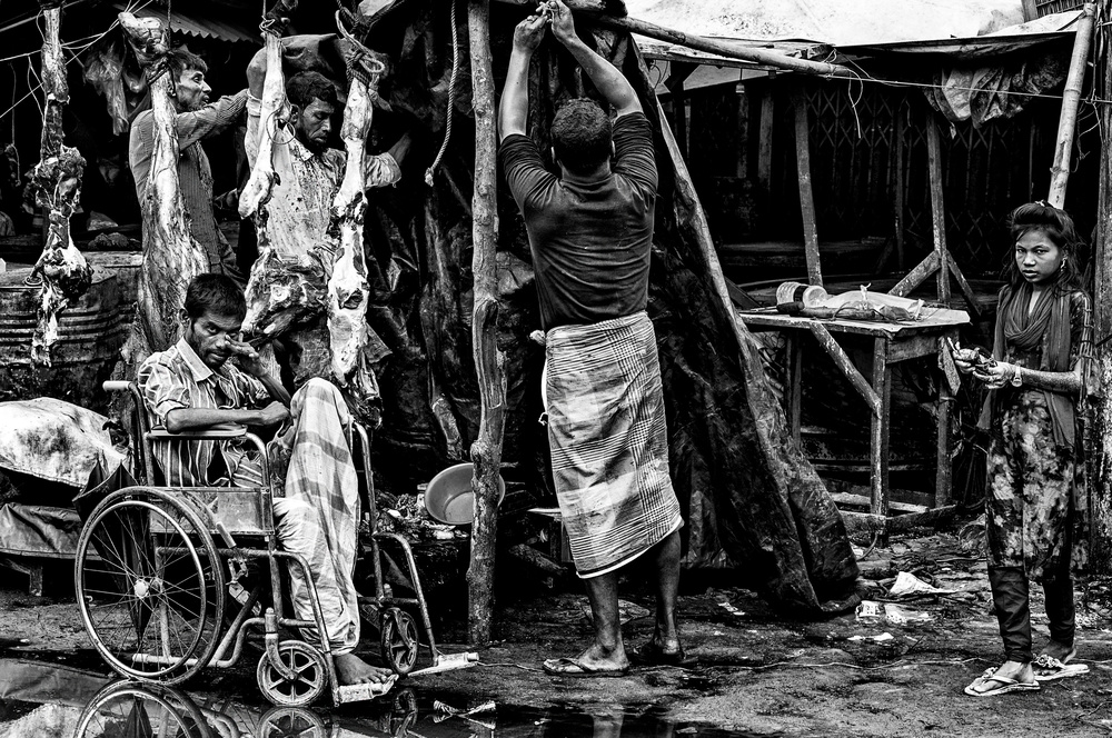Meat stall in a market in Bangladesh. von Joxe Inazio Kuesta Garmendia