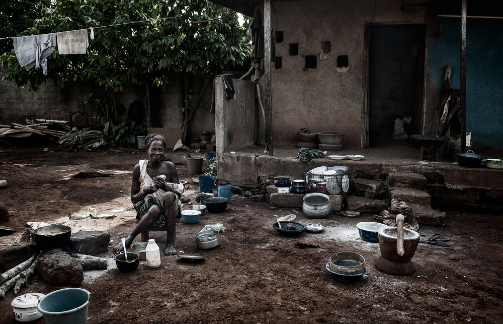 Woman preparing food - Ivory Coast. von Joxe Inazio Kuesta Garmendia