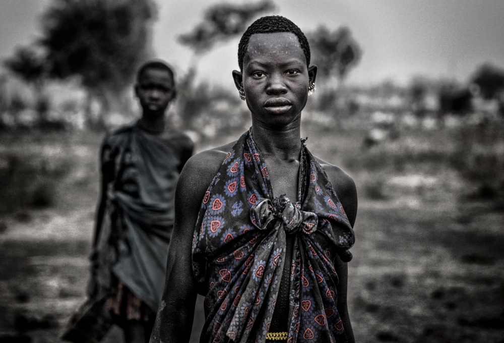 Mundari tribe woman in a cattle camp - South Sudan von Joxe Inazio Kuesta Garmendia