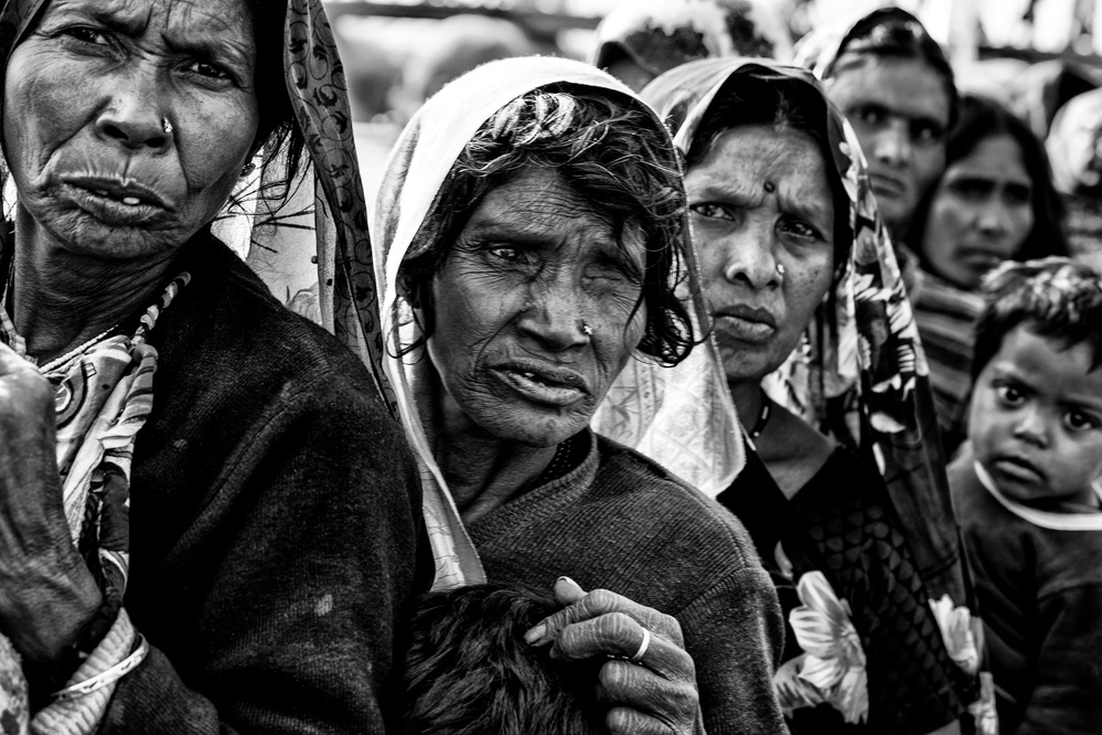 Women at the Kumbh Mela - Prayagraj - India von Joxe Inazio Kuesta Garmendia
