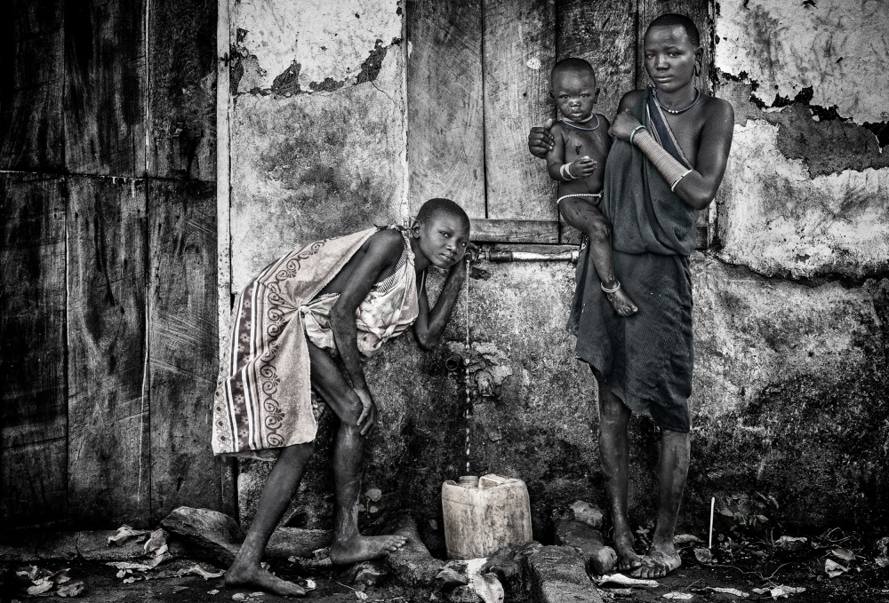 In a surmi tribe village von Joxe Inazio Kuesta Garmendia