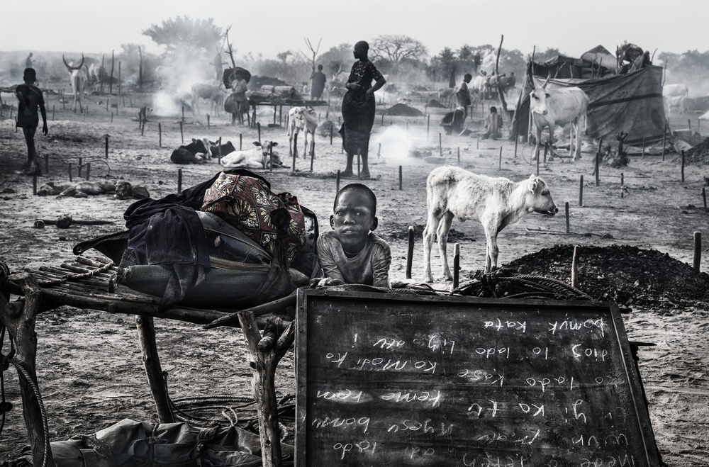 At a mundari cattle camp-II - South Sudan von Joxe Inazio Kuesta Garmendia