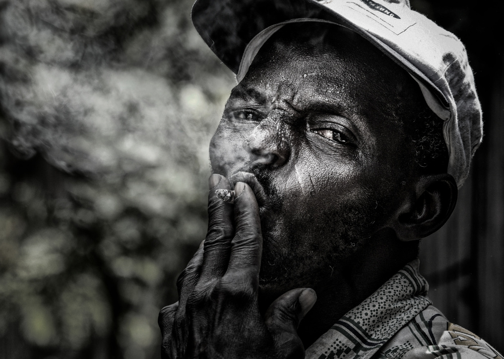In a break of a voodoo session - Benin von Joxe Inazio Kuesta Garmendia