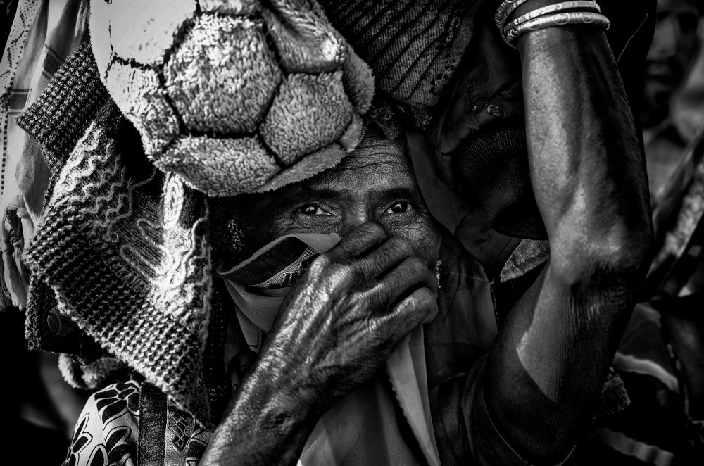 Indian woman at the Kumbh Mela - Prayagraj - India von Joxe Inazio Kuesta Garmendia