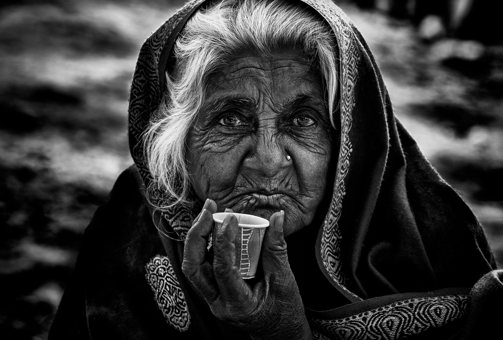 Indian woman taking chai. von Joxe Inazio Kuesta Garmendia