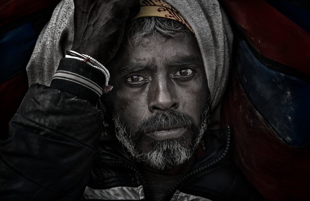 Indian man at the Kumbh Mela - Prayagraj - India von Joxe Inazio Kuesta Garmendia
