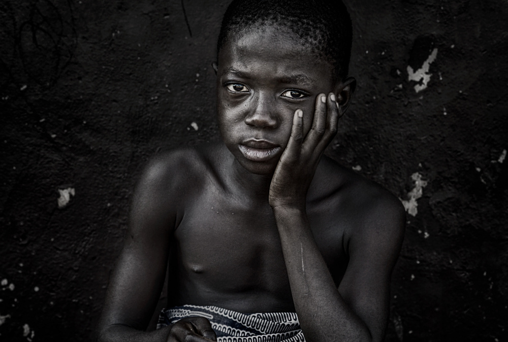 Child selling food in the street - Ghana von Joxe Inazio Kuesta Garmendia