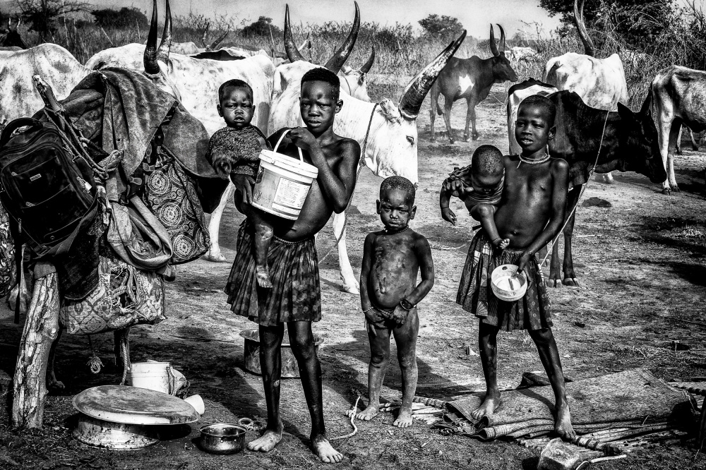 Life in a Mundari cattle camp - South Sudan von Joxe Inazio Kuesta Garmendia