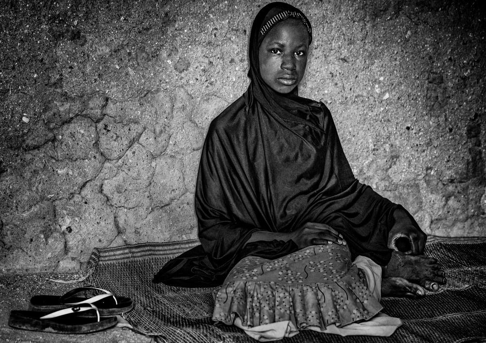 Girl at her home - Niger von Joxe Inazio Kuesta Garmendia