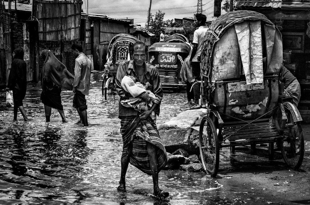 Man holding his child in the flooded streets of Bangladesh von Joxe Inazio Kuesta Garmendia
