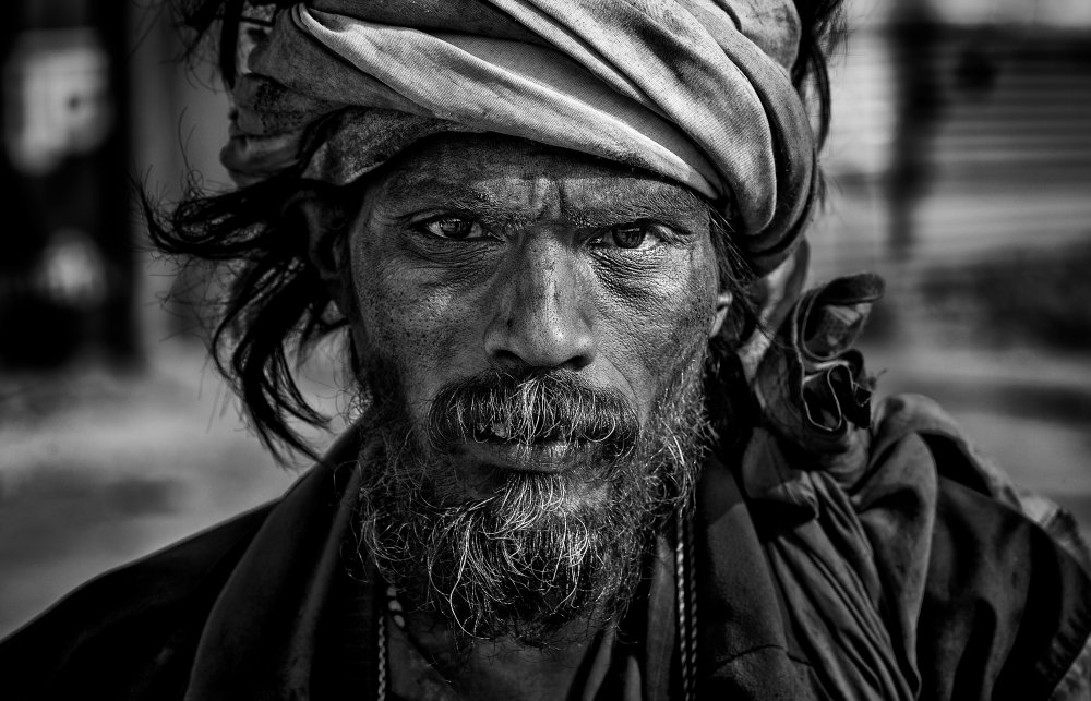Man at the Kumbh Mela in Prayagraj - India von Joxe Inazio Kuesta Garmendia