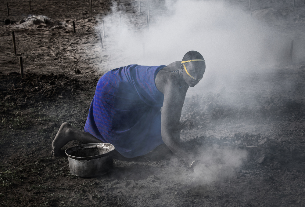 Mundari woman collecting dung - South Sudan von Joxe Inazio Kuesta Garmendia