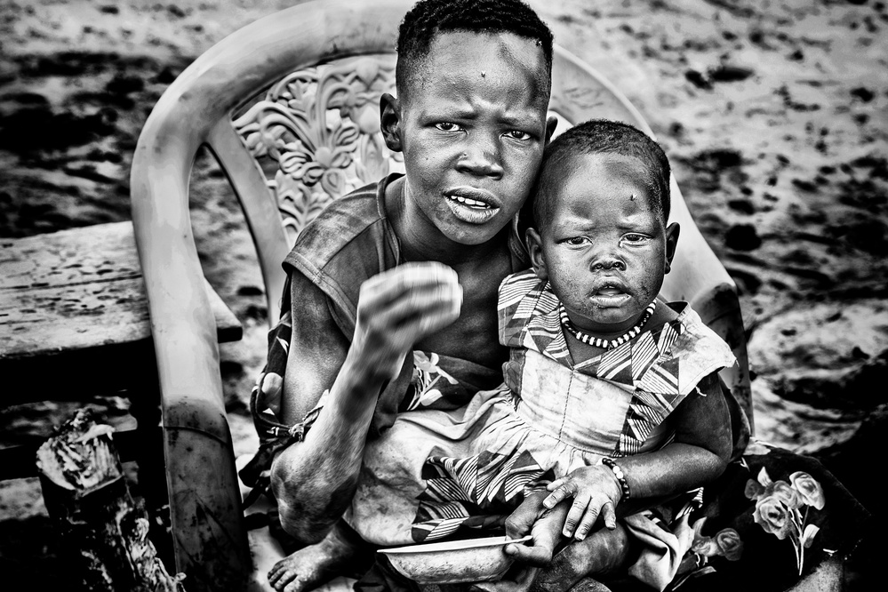 Mundari children asking for some food - South Sudan von Joxe Inazio Kuesta Garmendia